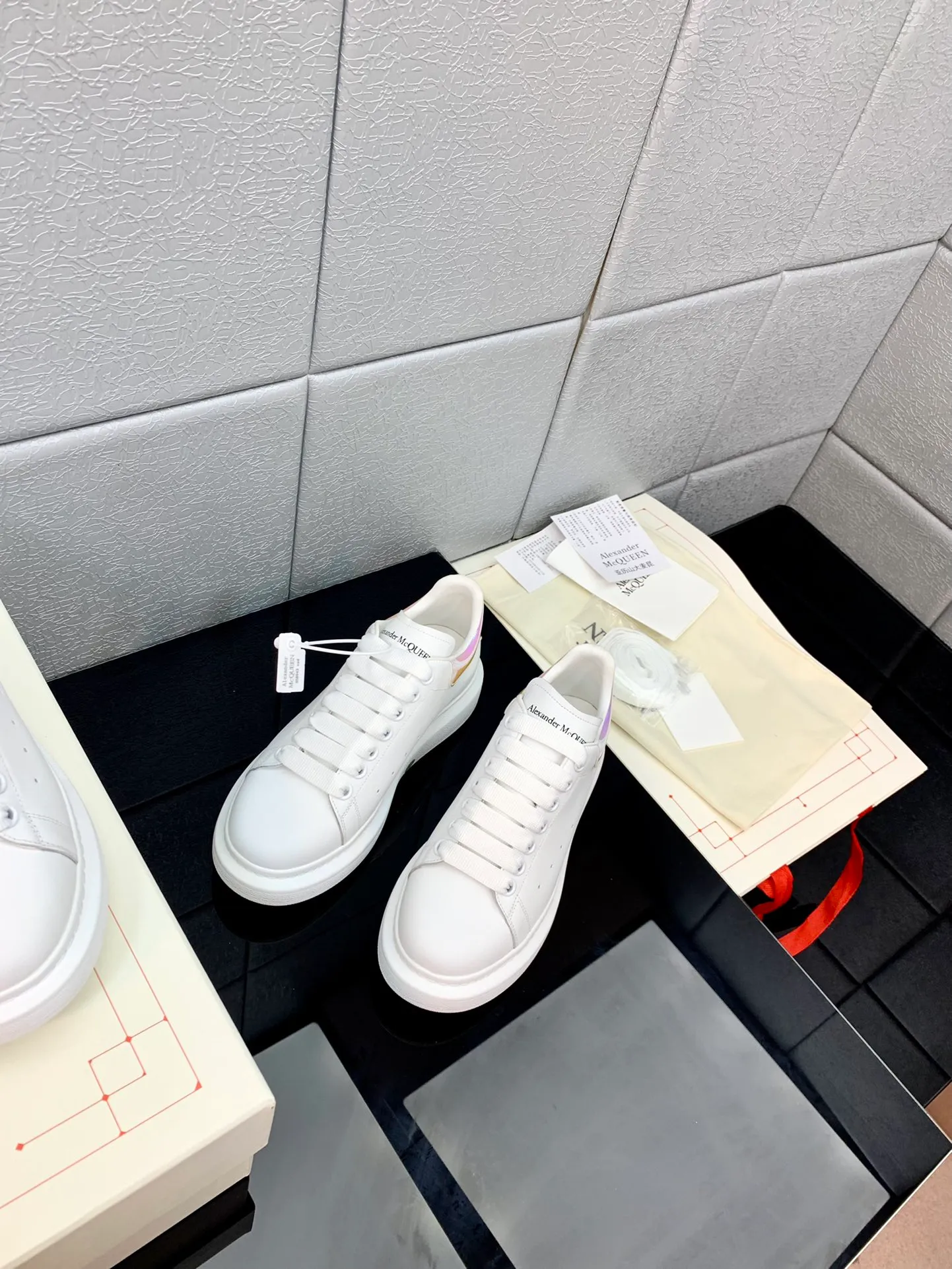 👟👟Ex-factory price 480👟👟 2022 latest upgraded version The latest McQueen white shoes original 1⃣: 1⃣ perfect replica ☑Deliver the latest counter full set of packaging 🎁Full series of color styles are constantly updated🥳🥳 🔺Fabric: Customized original matte silk cowhide 🔺Inner: imported water-dyed sheepskin lining/original customized soft cowhide cushion 🔺Feet: super clear high temperature air pressure logo➕soft latex pad 🔺Outsole: rubber T👟👟Ex-factory price U vacuum bottom/I👟👟Ex-factory price foam original bottom, thick bottom about 4cm 🔺Size: Female M34-40 Male M39-45
